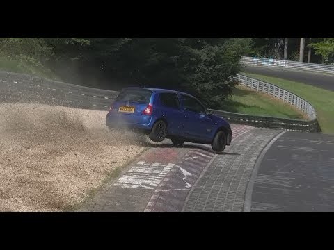 Renault Clio сошёл с трассы в Нюрбургринге